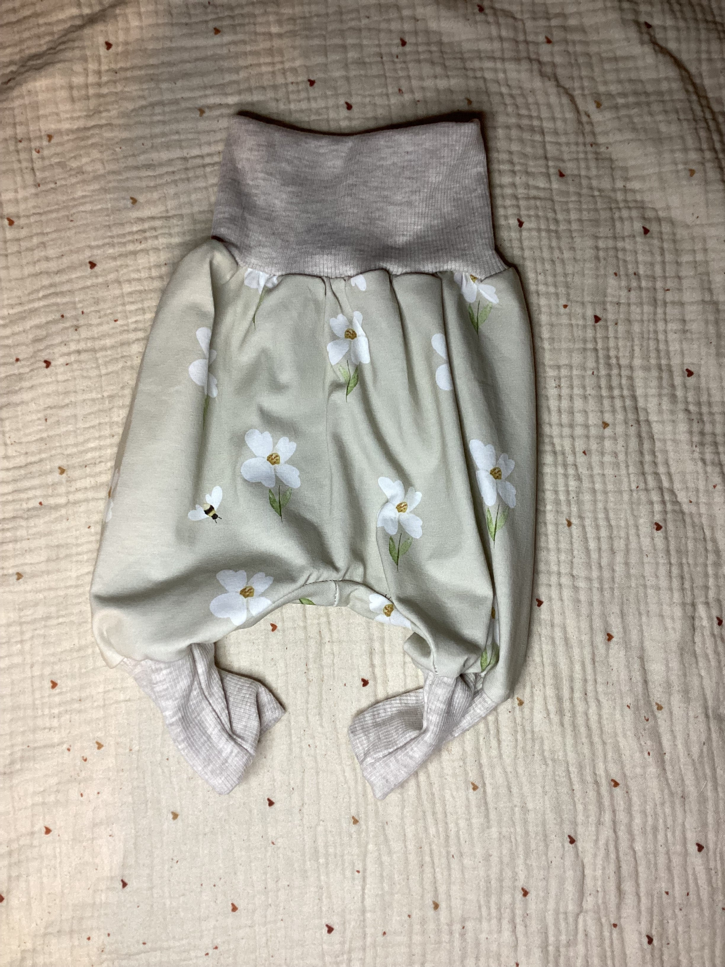 Pumphose weiße Blumen