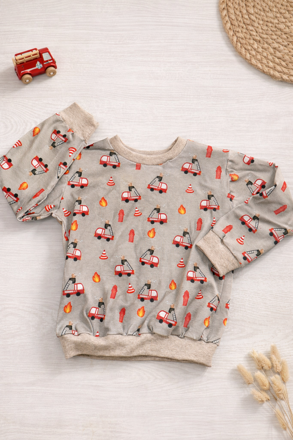 Oversize Pullover Feuerwehrauto