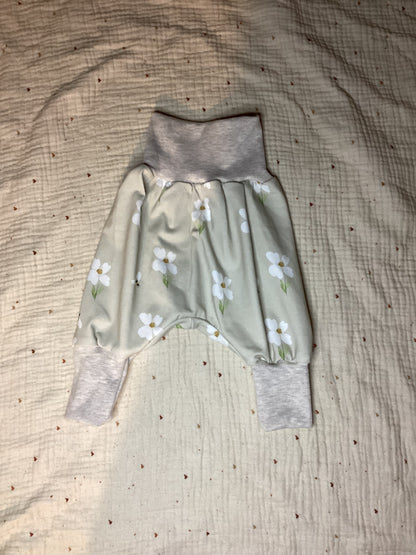 Pumphose weiße Blumen