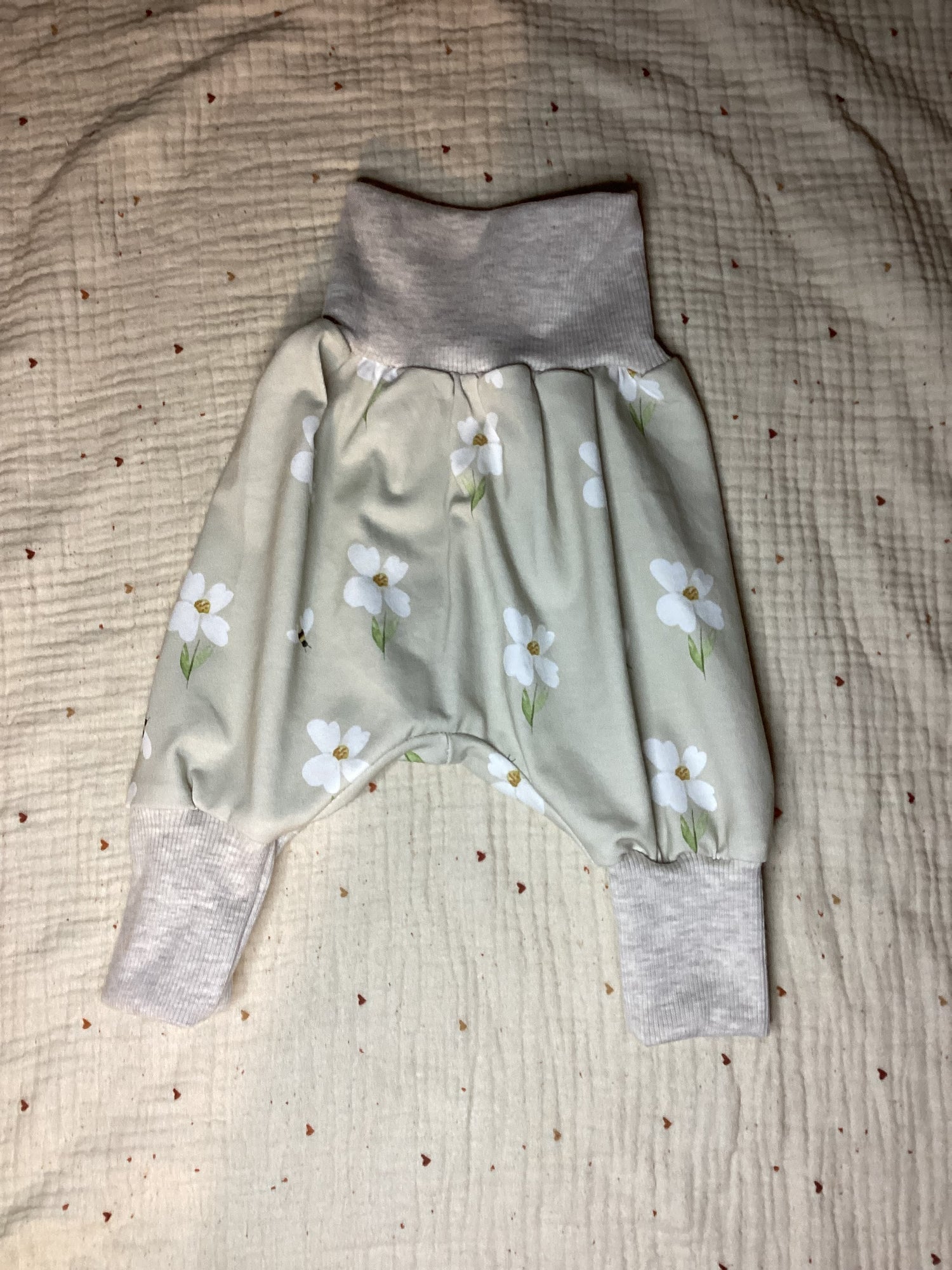 Pumphose weiße Blumen