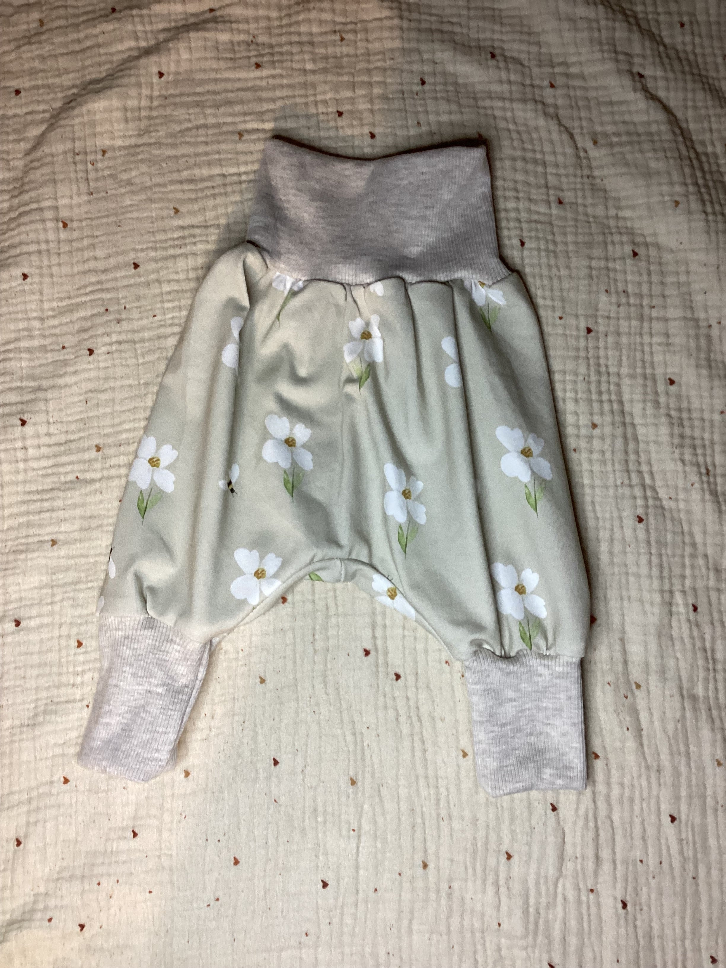 Pumphose weiße Blumen