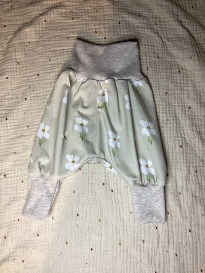 Pumphose weiße Blumen