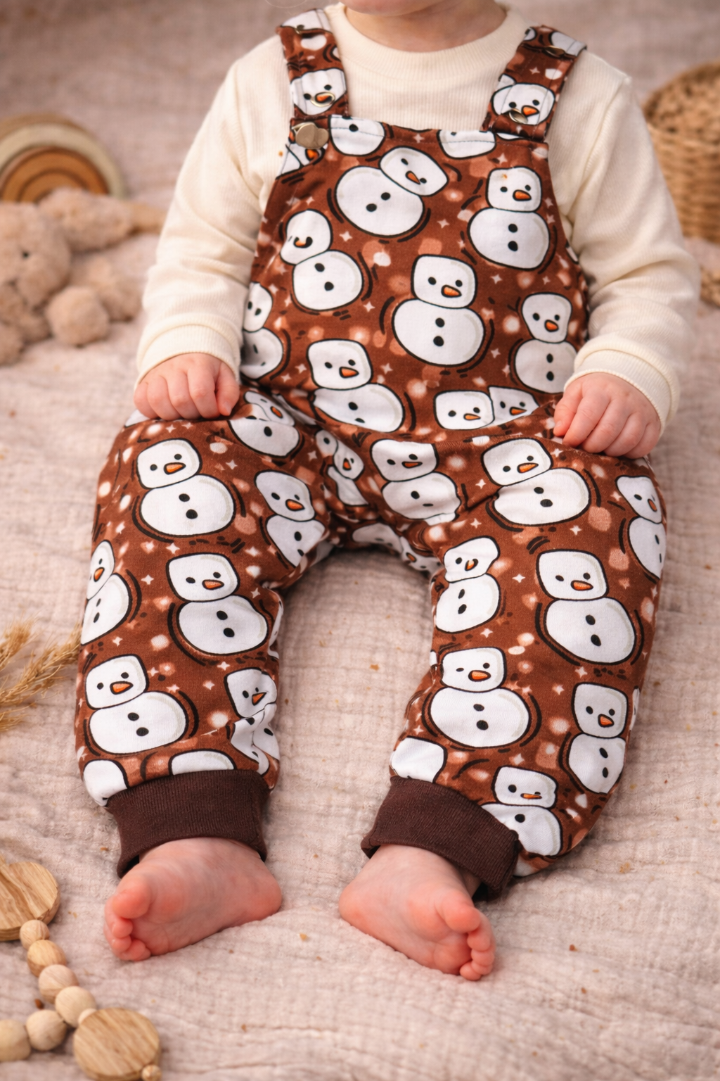 Latzhose Schneemann im Kakao