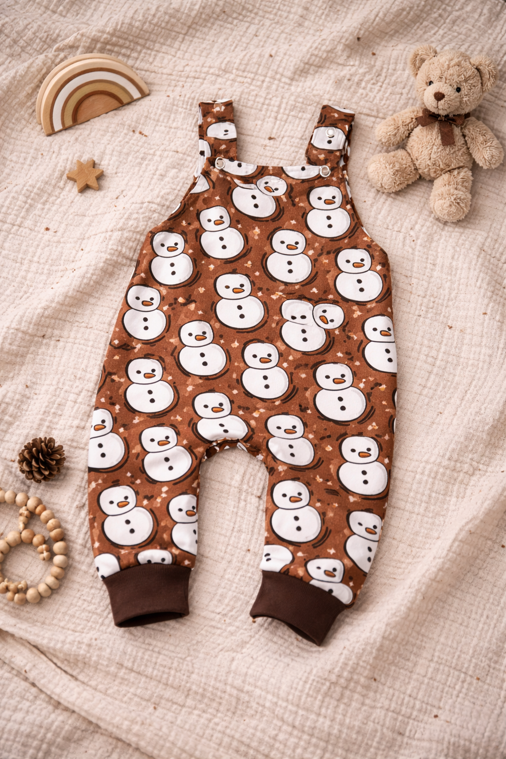 Latzhose Schneemann im Kakao