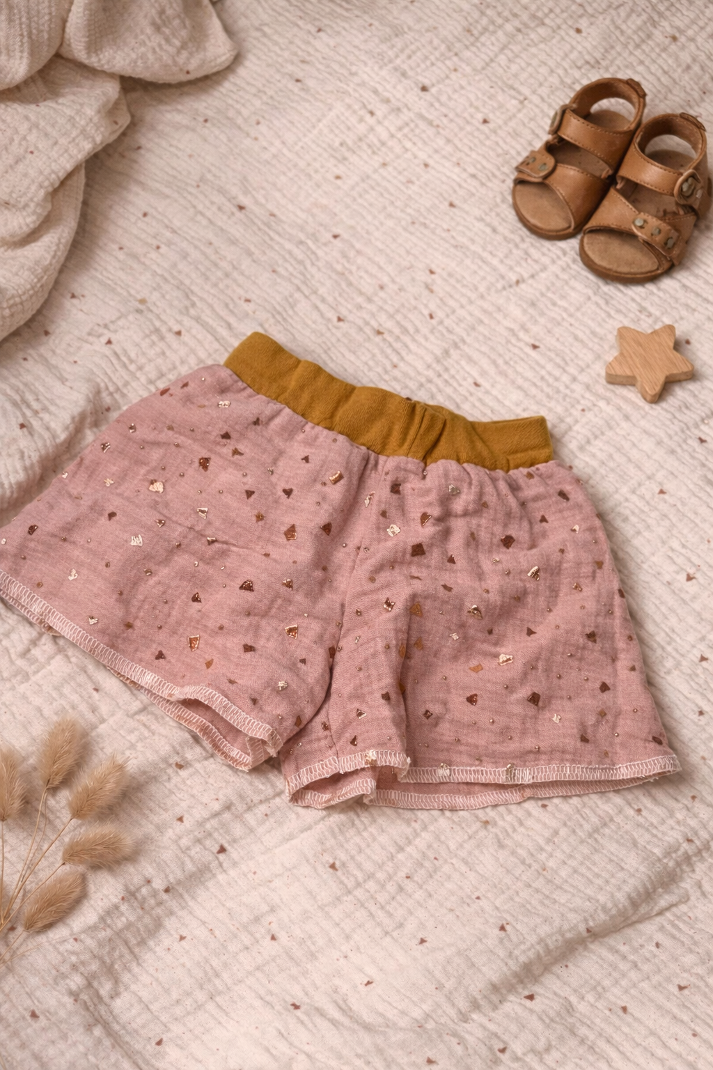 Kurze Hose rosa mit goldenen Sprenklern