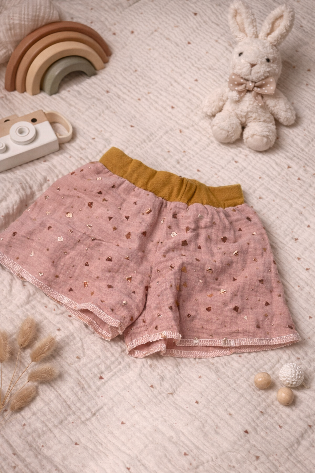 Kurze Hose rosa mit goldenen Sprenklern